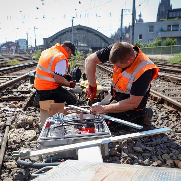 17.06.2023
Köln
Der Kölner Hauptbahnhof ist aufgrund der Zweiten Baustufe des elektronischen Stellwerk (ESTW) Köln Hbf tagsüber wegen Umrüstungsarbeiten für Fern- und Regionalverkehr geschlossen.
Foto: Martina Goyert