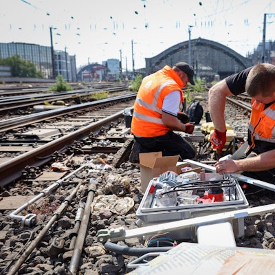 17.06.2023
Köln
Der Kölner Hauptbahnhof ist aufgrund der Zweiten Baustufe des elektronischen Stellwerk (ESTW) Köln Hbf tagsüber wegen Umrüstungsarbeiten für Fern- und Regionalverkehr geschlossen.
Foto: Martina Goyert