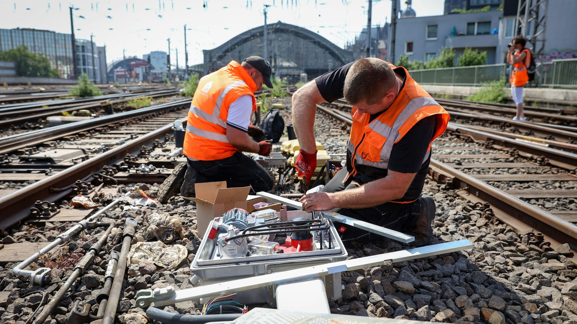 17.06.2023
Köln
Der Kölner Hauptbahnhof ist aufgrund der Zweiten Baustufe des elektronischen Stellwerk (ESTW) Köln Hbf tagsüber wegen Umrüstungsarbeiten für Fern- und Regionalverkehr geschlossen.
Foto: Martina Goyert
