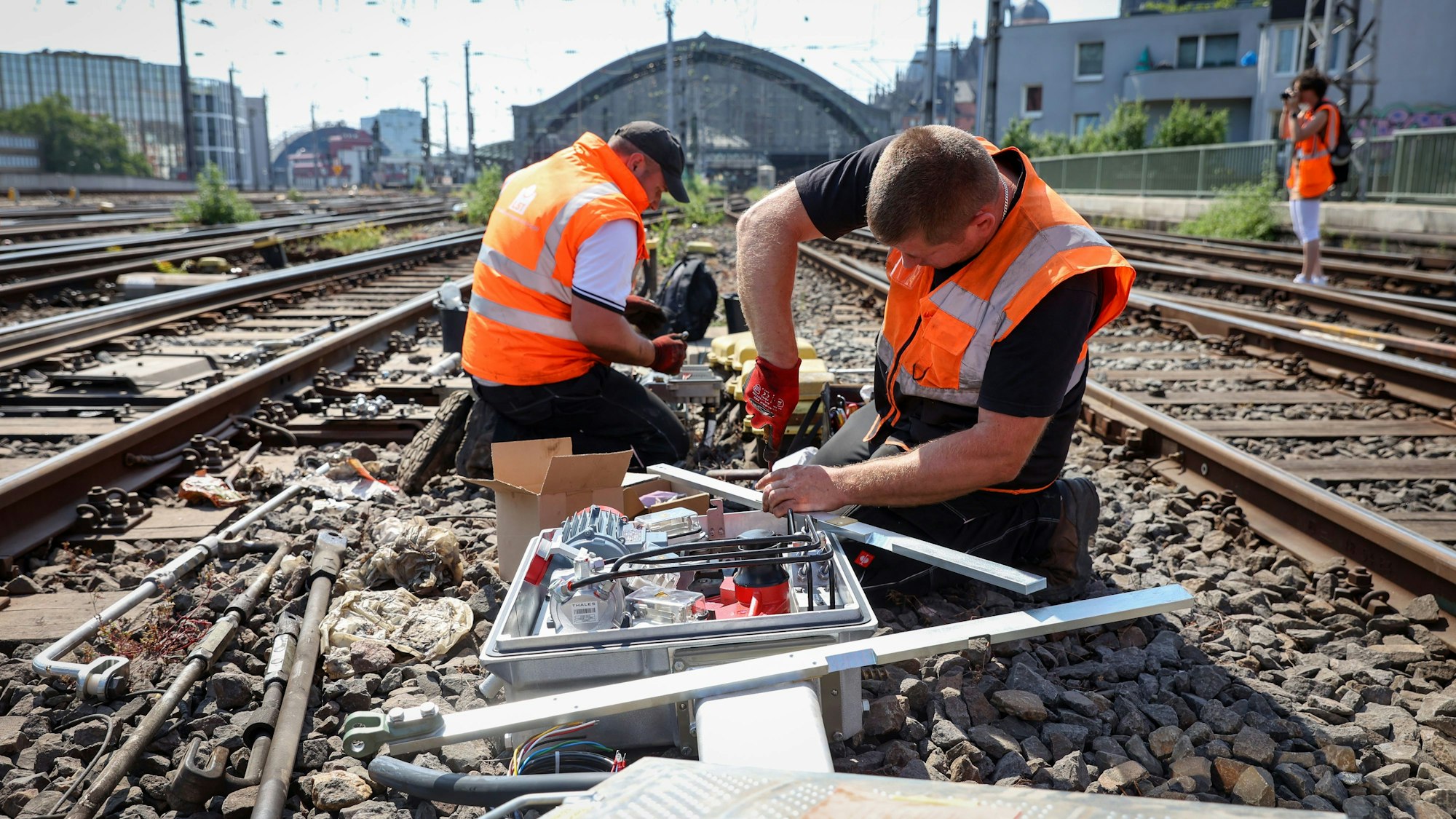 17.06.2023
Köln
Der Kölner Hauptbahnhof ist aufgrund der Zweiten Baustufe des elektronischen Stellwerk (ESTW) Köln Hbf tagsüber wegen Umrüstungsarbeiten für Fern- und Regionalverkehr geschlossen.
Foto: Martina Goyert