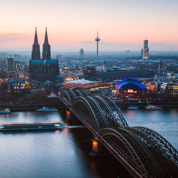 Das Bild zeigt die Hohenzollernbrücke und den Kölner Dom, dahinter der Blick Richtung Westen.