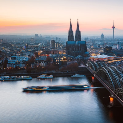 Das Bild zeigt die Hohenzollernbrücke und den Kölner Dom, dahinter der Blick Richtung Westen.