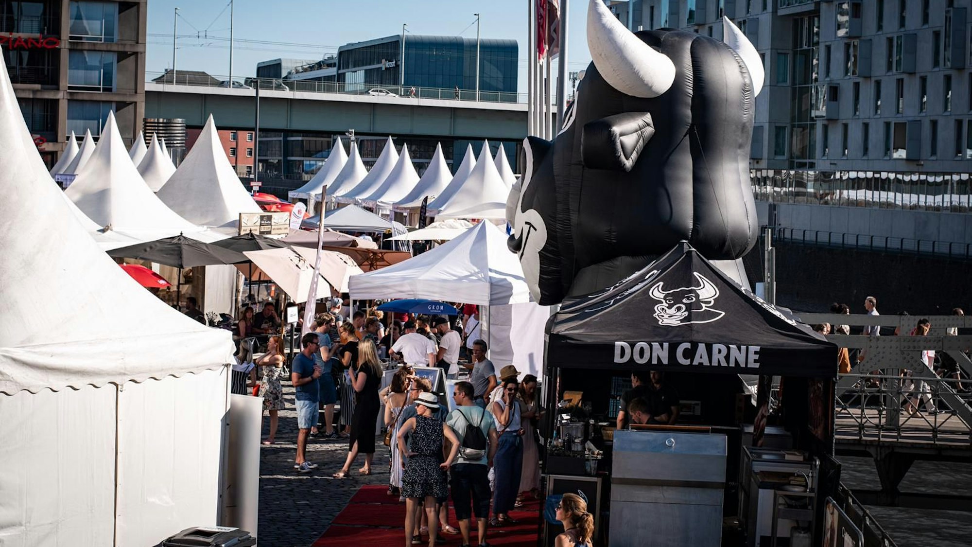 Pagoden und Menschen beim Gourmet-Festival am Schokoladenmuseum