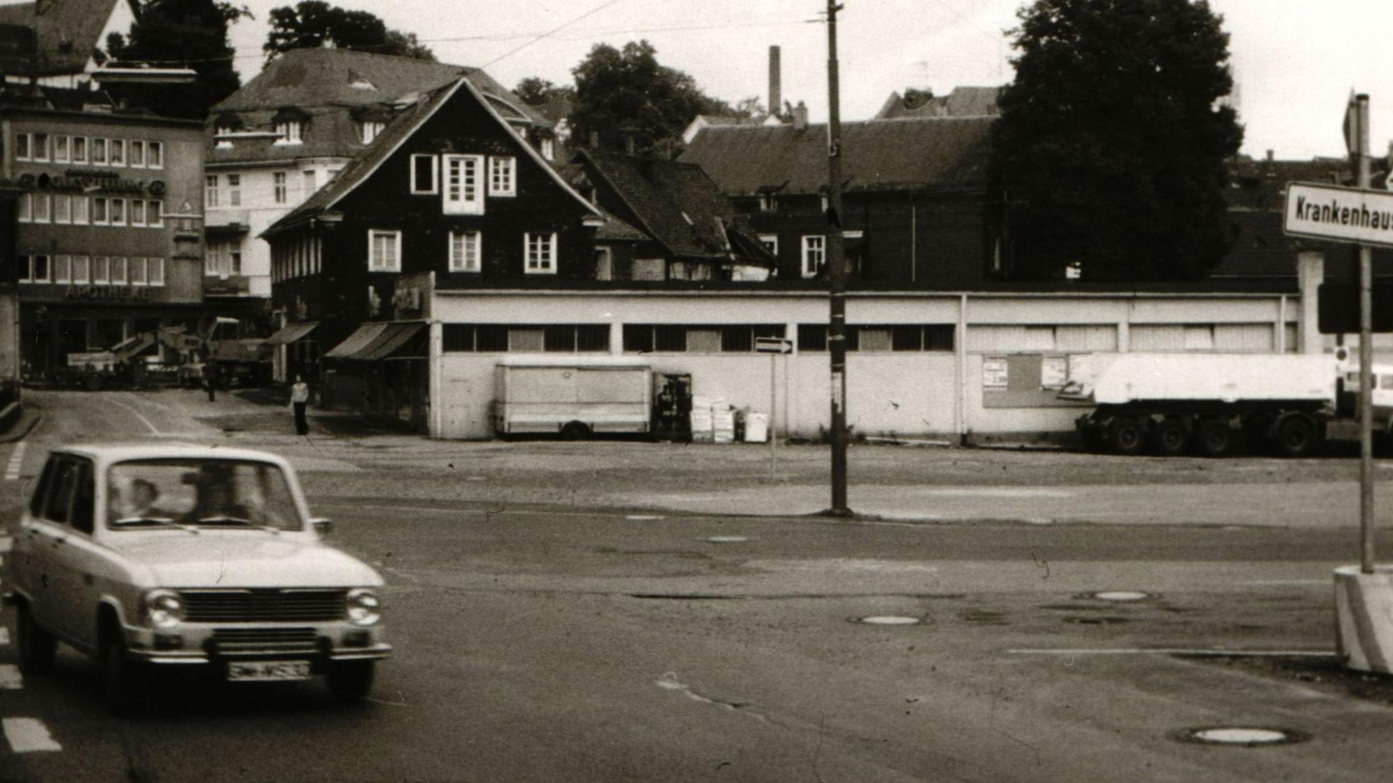 Ein altes schwarz-weißes Foto eines leeren Platzes.