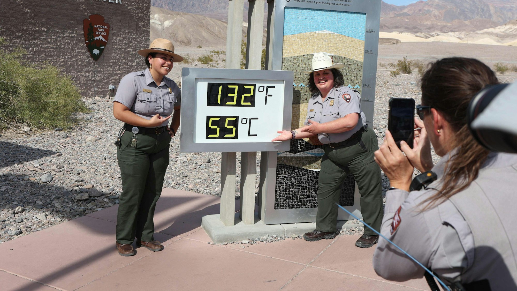 Auch die Nationalpark-Ranger im amerikanischen Death Valley nutzten in diesen Tagen die hohen Temperaturen für Erinnerungsfotos.