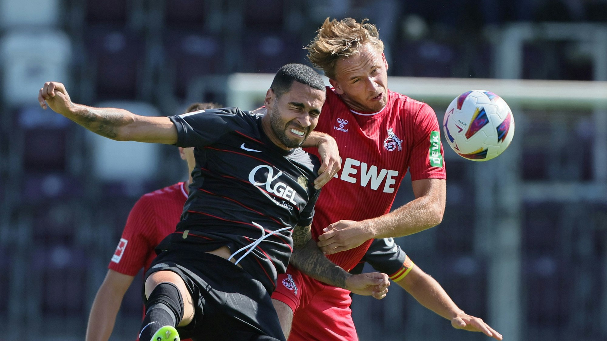Testspiel gegen RCD Mallorca, Mathias Olesen im Kopfballduell