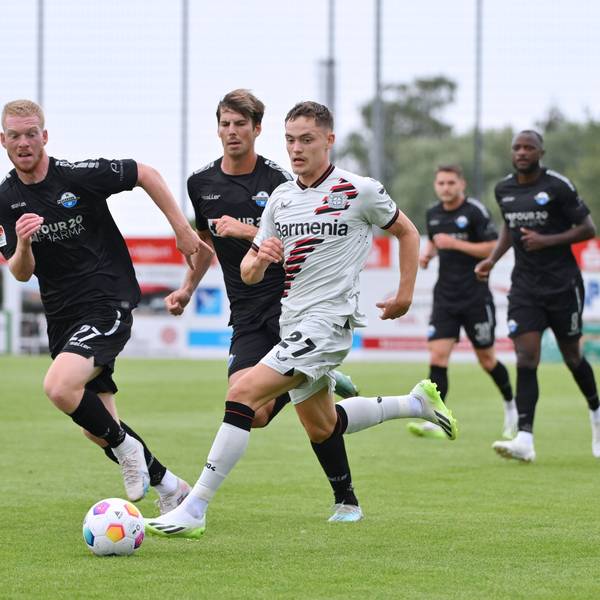 Bayer-04-Test gegen Paderborn: Florian Wirtz (in weiß) schüttelt Paderborns Kai Klefisch und Maximilian Rohr ab.