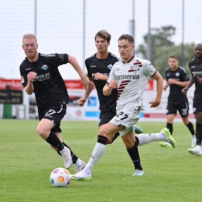 Bayer-04-Test gegen Paderborn: Florian Wirtz (in weiß) schüttelt Paderborns Kai Klefisch und Maximilian Rohr ab.