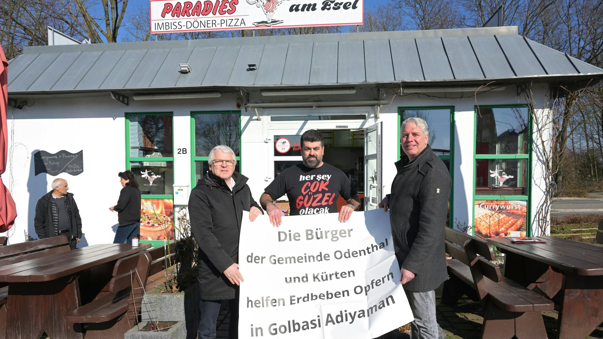 Imbissbudenbesitzer Erkan Karahan BM steht mit Robert Lennerts und Willi Heider in einer Reihe.
