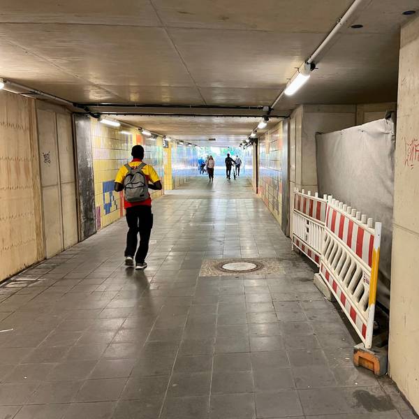 Blick in die Unterführung des Bahnhofs Leverkusen-Mitte. Die Aufzugsschächte sind noch leer und abgesperrt.
