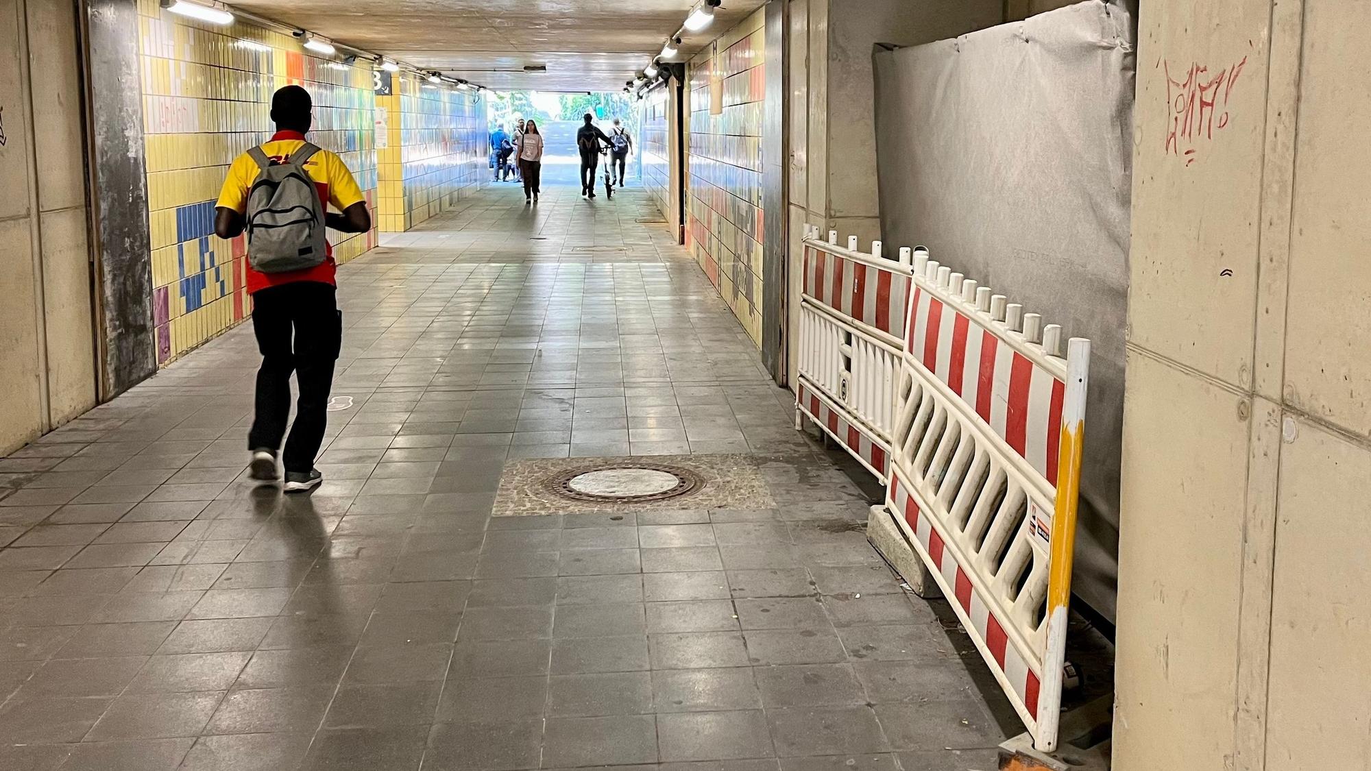 Blick in die Unterführung des Bahnhofs Leverkusen-Mitte. Die Aufzugsschächte sind noch leer und abgesperrt.