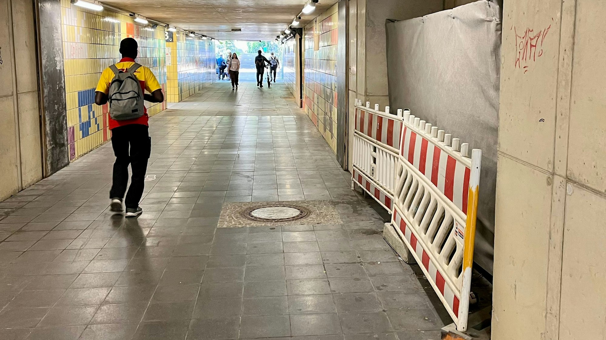 Blick in die Unterführung des Bahnhofs Leverkusen-Mitte. Die Aufzugsschächte sind noch leer und abgesperrt.