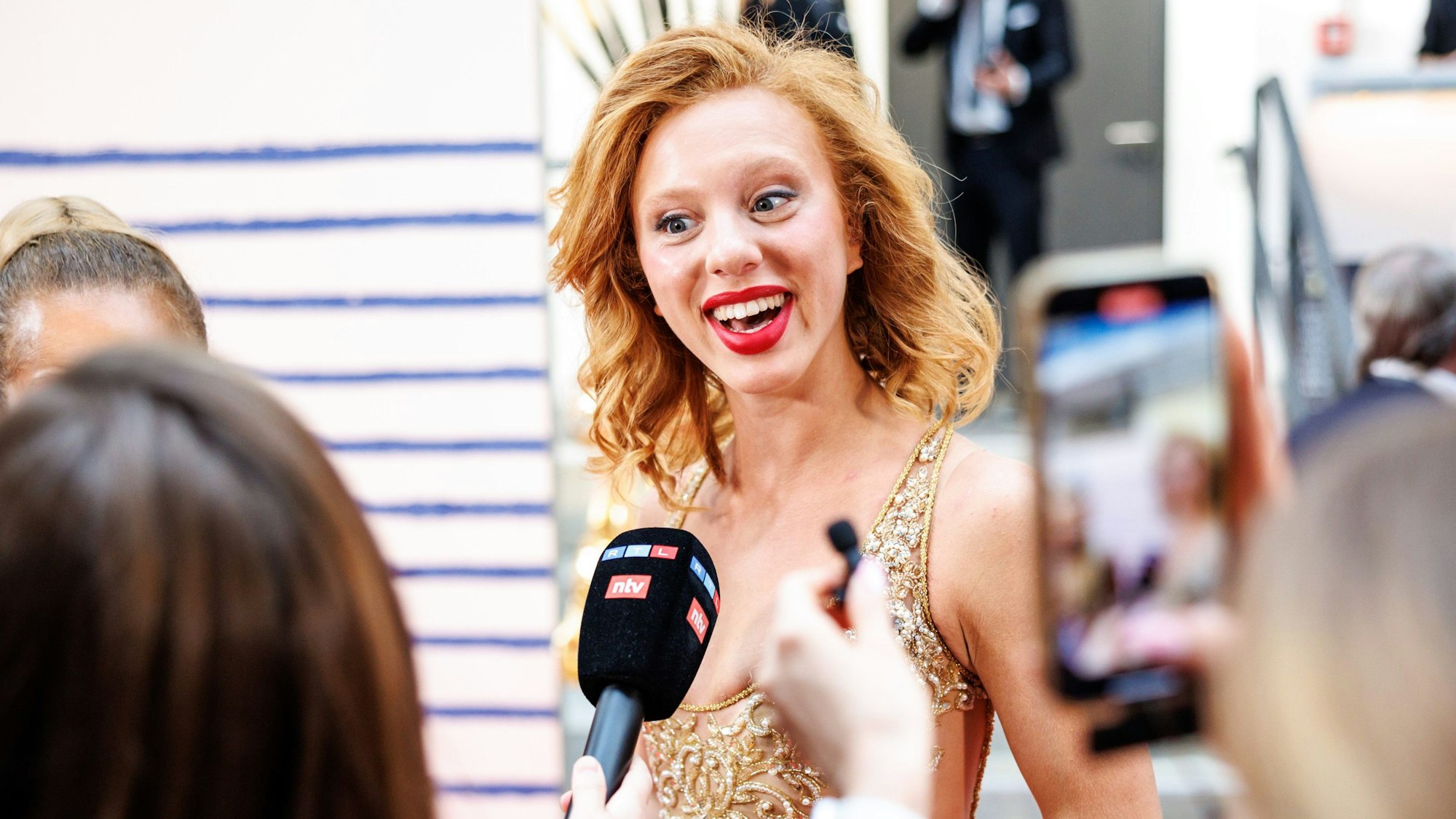 Anna Ermakova gibt im Vorfeld der Deutschland-Premiere von Jean-Paul Gaultiers „Fashion Freak Show“ ein Interview.