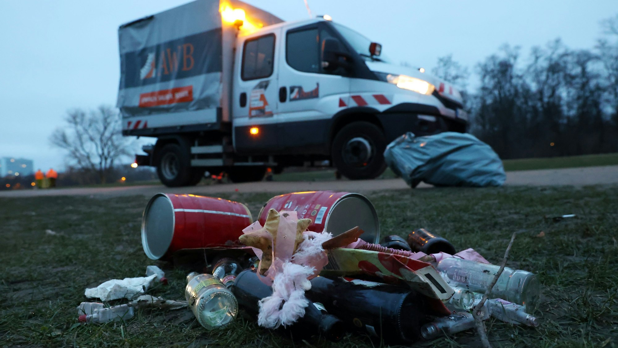 Begleitung der AWB Reinigung nach Weiberfastnacht am Aachener Weiher