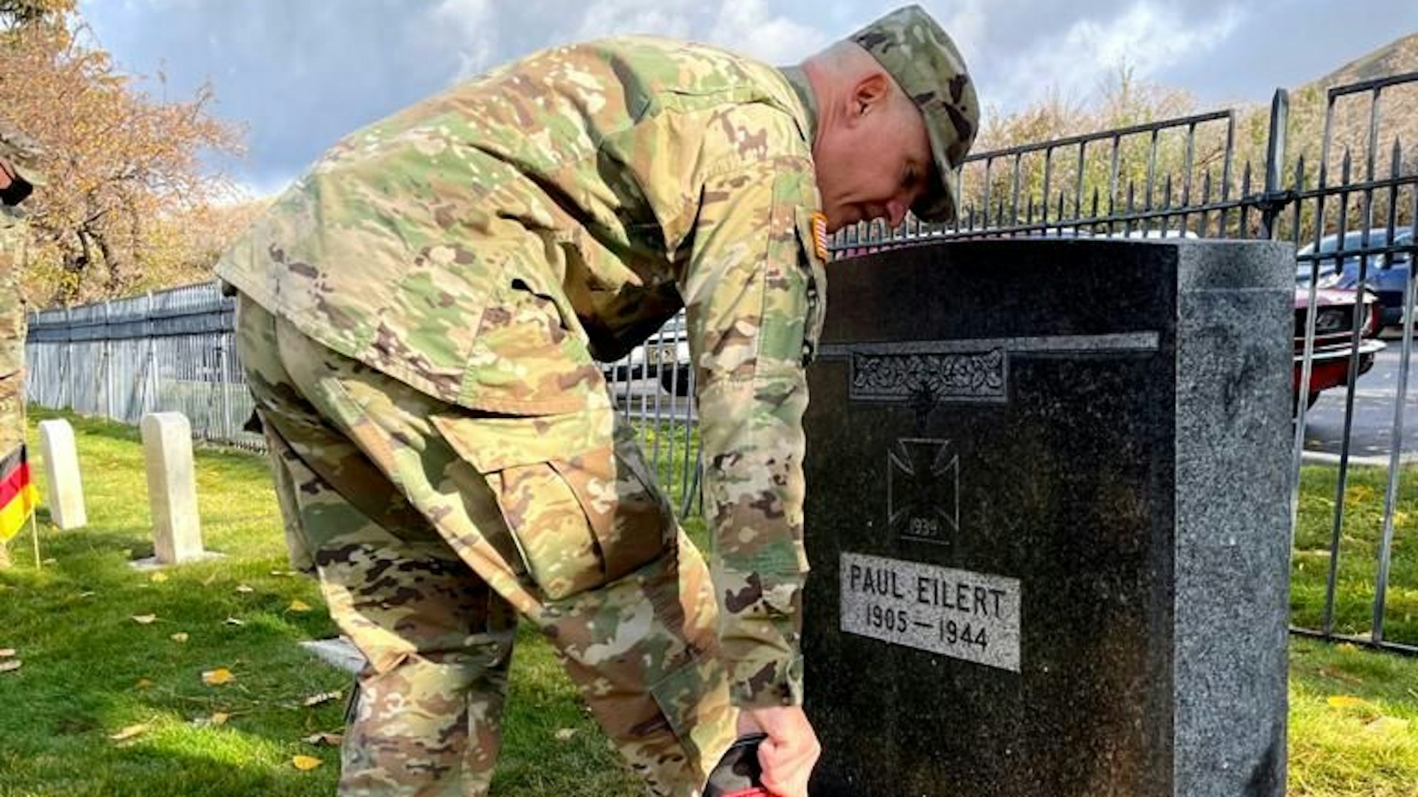 Auf dem Foto ist Daniel Haas am Grab eines Veteranenfriedhofs zu sehen.