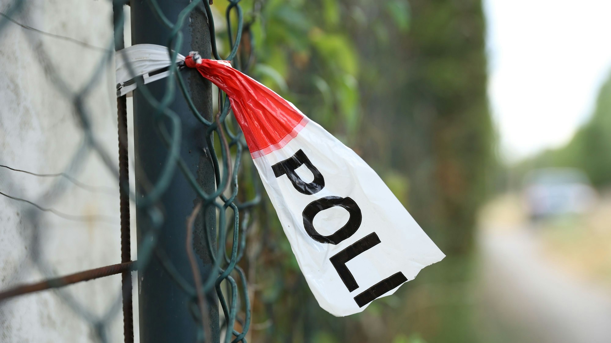 Symbolbild: Polizeiabsperrband an Zaun