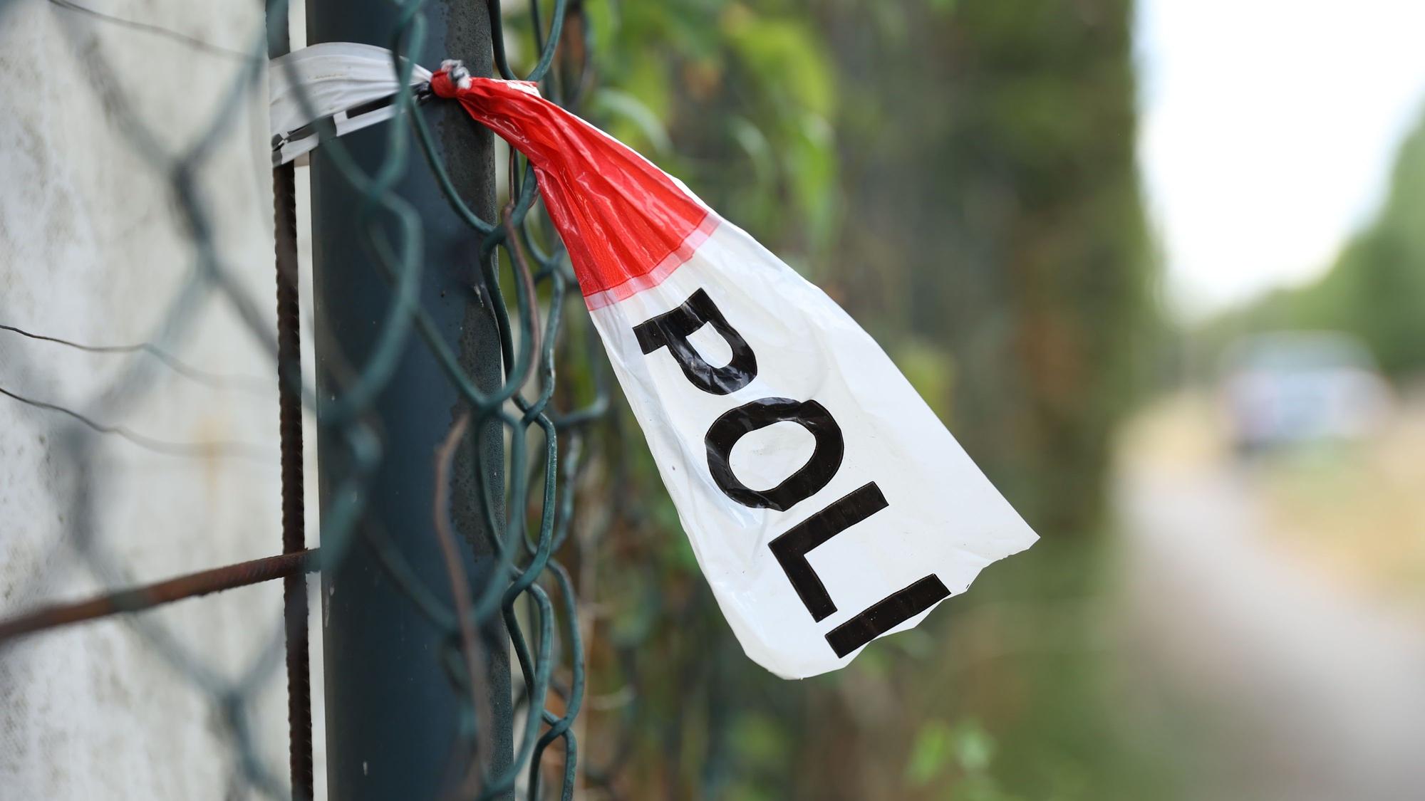 Ein abgerissenes Absperrband der Kölner Polizei hängt an einem Maschendrahtzaun. (Symbolbild)