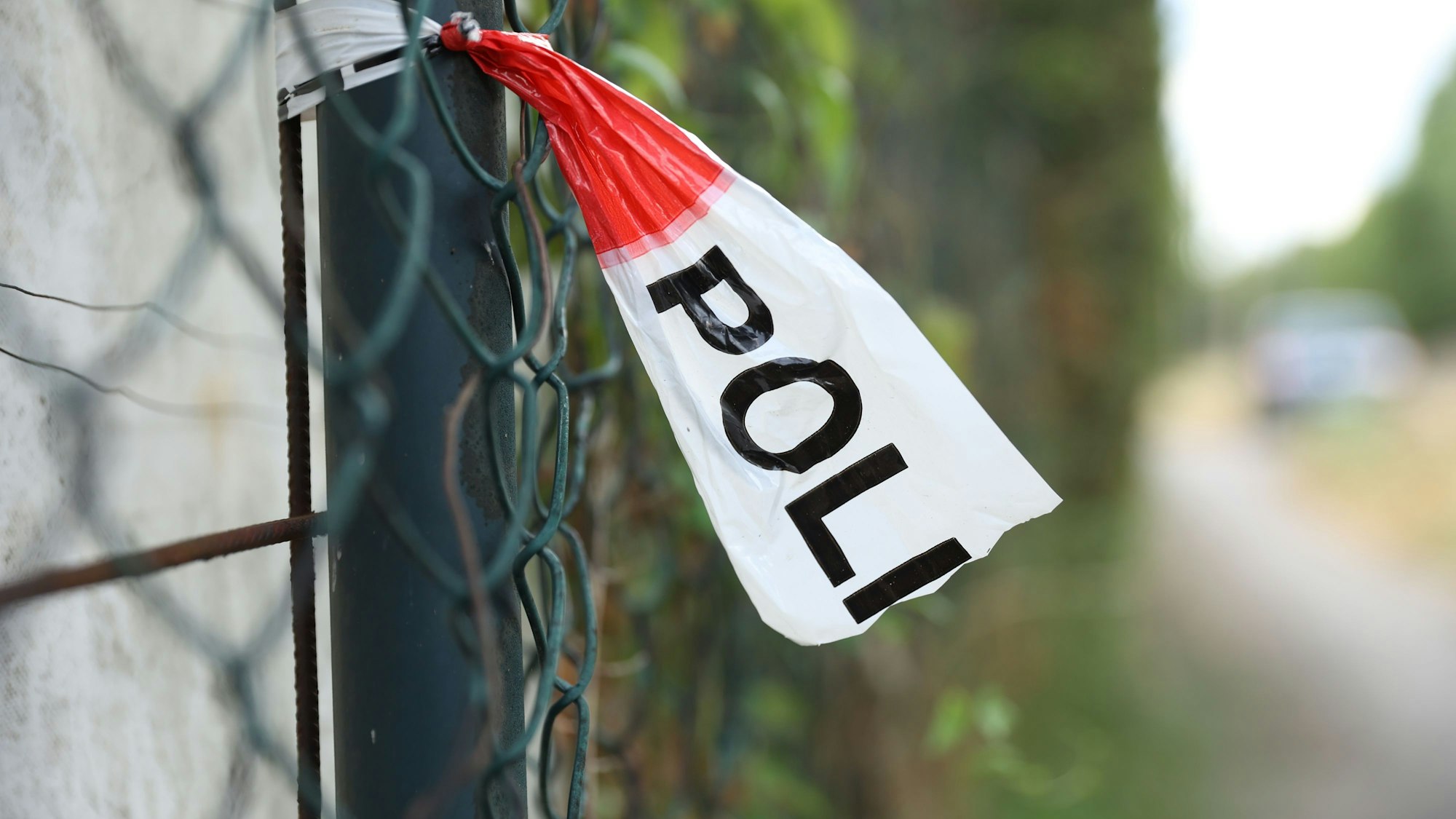 20.07.2023
Köln:
Symbolbild
Polizeiabsperrband an Zaun
Foto:Martina Goyert