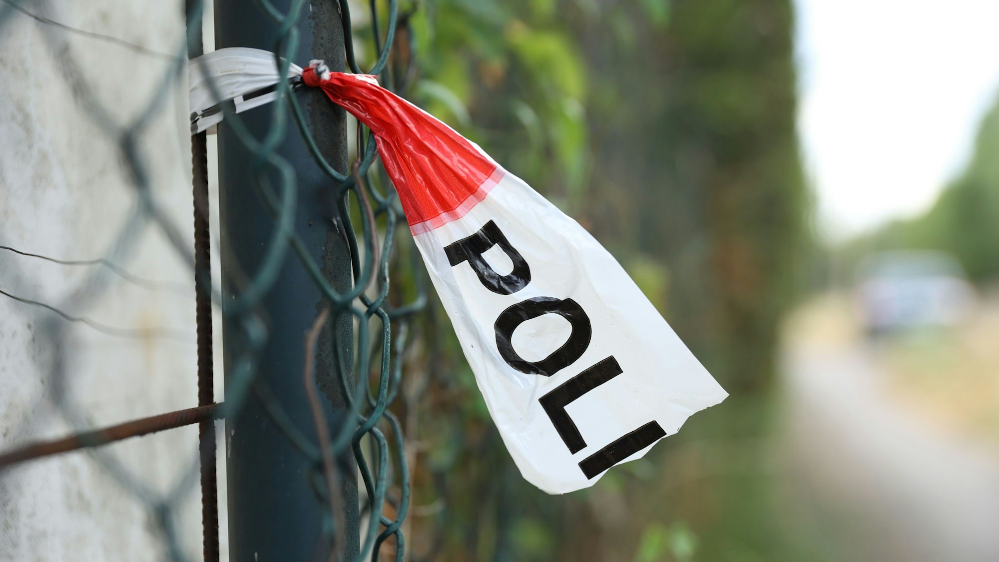 20.07.2023
Köln:
Symbolbild
Polizeiabsperrband an Zaun
Foto:Martina Goyert