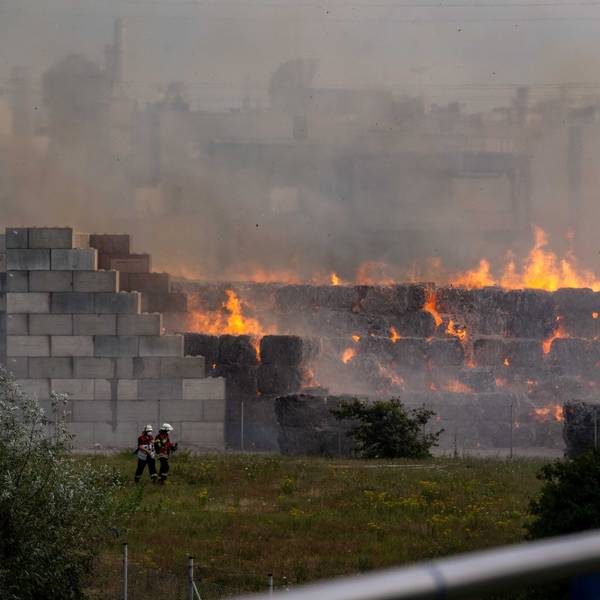 Das Bild zeigt in Brand geratene Papierballen auf dem Gelände von Smurfit Kappa in Zülpich.