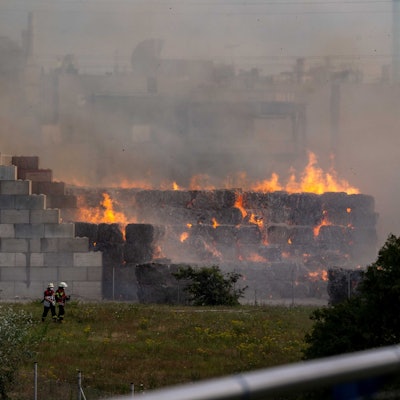Das Bild zeigt in Brand geratene Papierballen auf dem Gelände von Smurfit Kappa in Zülpich.