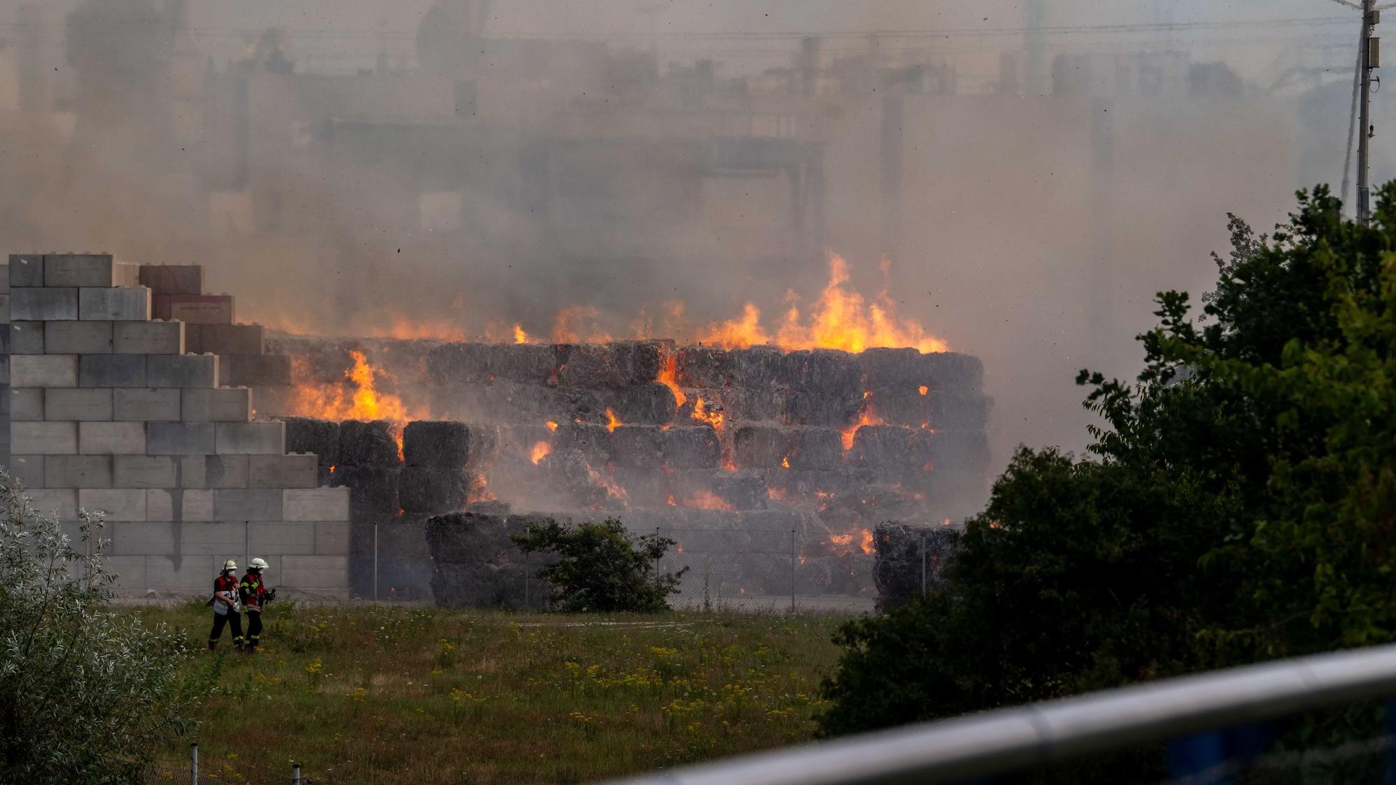 Das Bild zeigt in Brand geratene Papierballen auf dem Gelände von Smurfit Kappa in Zülpich.