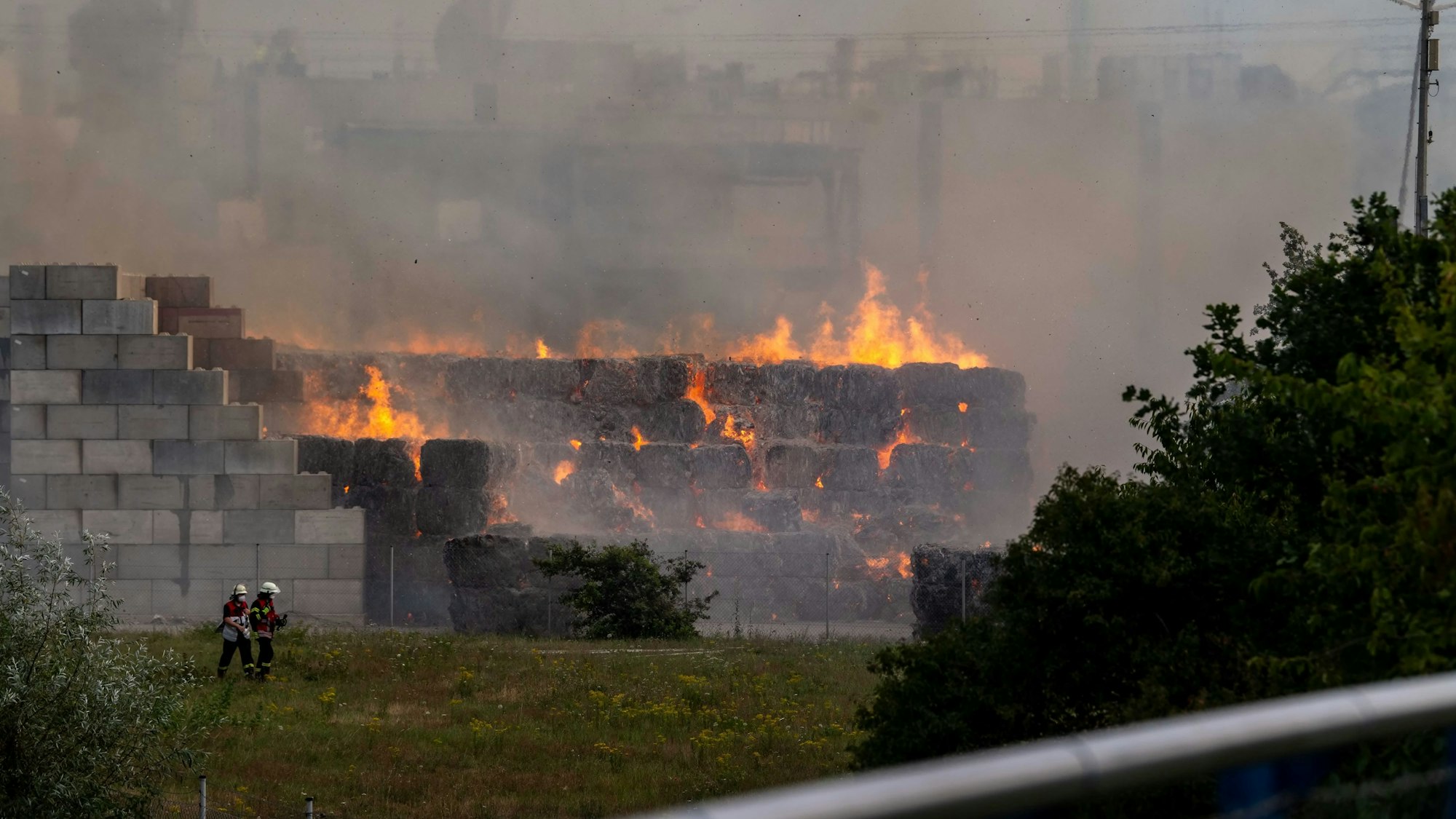Das Bild zeigt in Brand geratene Papierballen auf dem Gelände von Smurfit Kappa in Zülpich.