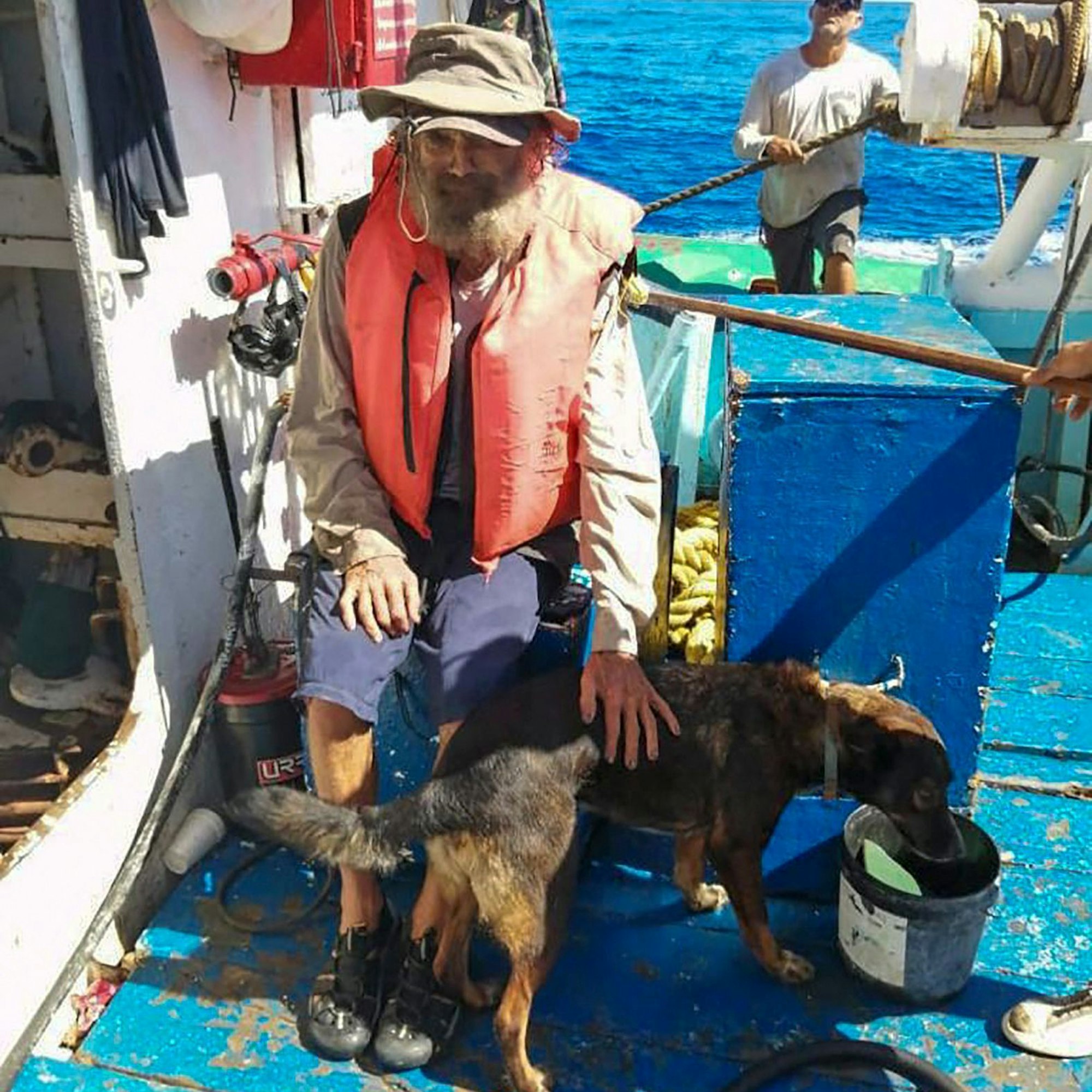 Der australische Segler Timothy Shaddock mit seiner Hündin Bella nach ihrer Rettung. Die beiden gehen nun getrennte Wege.