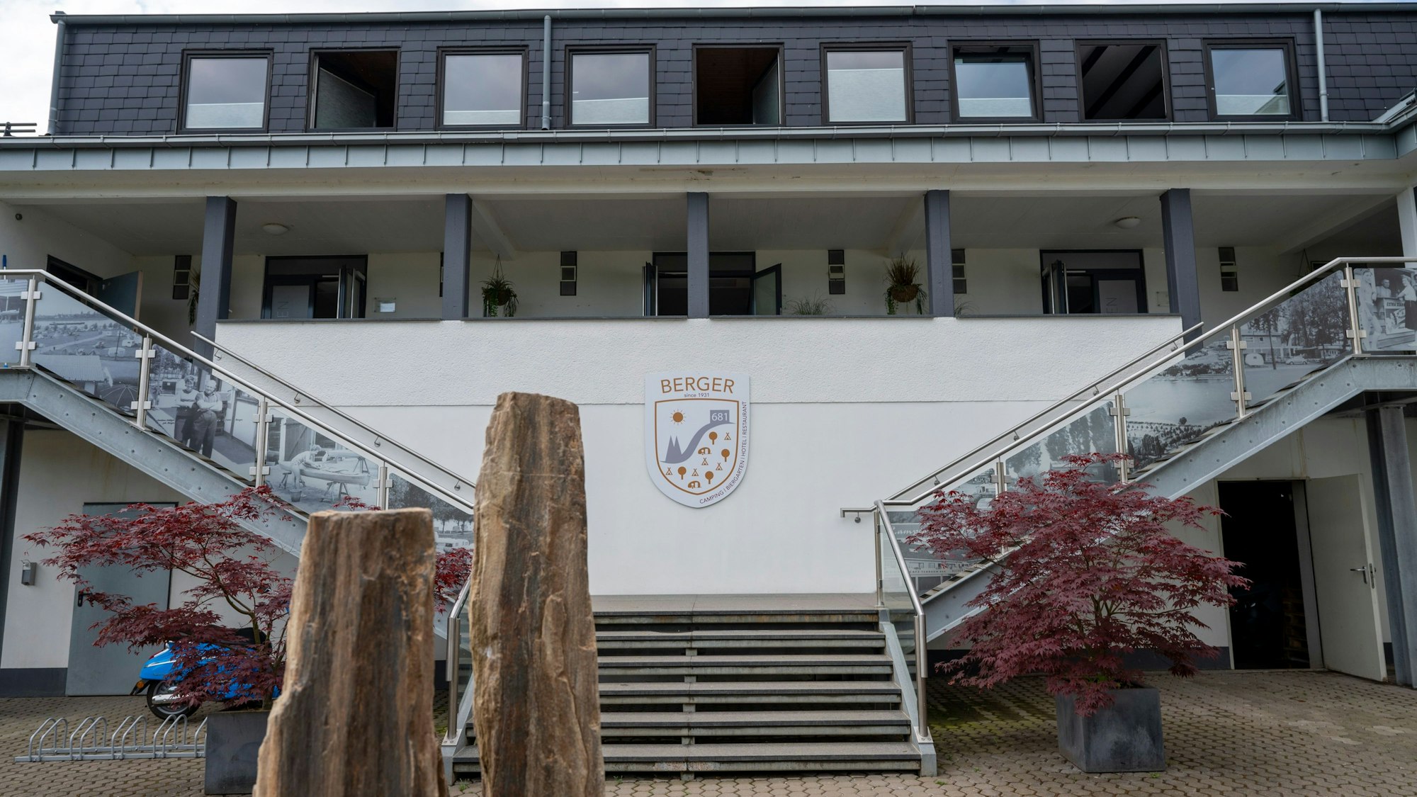 Die Treppen führen zu den Waschräumen des Campingplatzes.