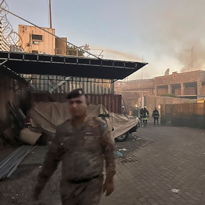 Rauch steigt auf aus der schwedischen Botschaft (20. Juli). Nach Ankündigung einer weiteren geplanten Koranverbrennung in Schweden haben Demonstranten die Botschaft des Landes im Irak vorübergehend gestürmt und dort Feuer gelegt.