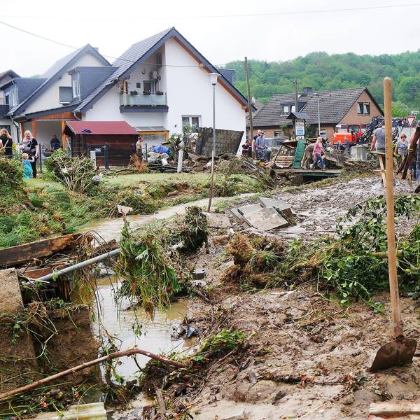 Am Tag nach dem Hochwasser vom 4. Juni 2021 waren die Bewohner von Lanzenbach mit Aufräumarbeiten beschäftigt. Schlamm mussten sie überall dort wegschippen, wo der kleine Rosentaler Bach zum reißenden Strom geworden war.