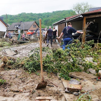 Am Tag nach dem Hochwasser vom 4. Juni 2021 waren die Bewohner von Lanzenbach mit Aufräumarbeiten beschäftigt. Schlamm mussten sie überall dort wegschippen, wo der kleine Rosentaler Bach zum reißenden Strom geworden war.