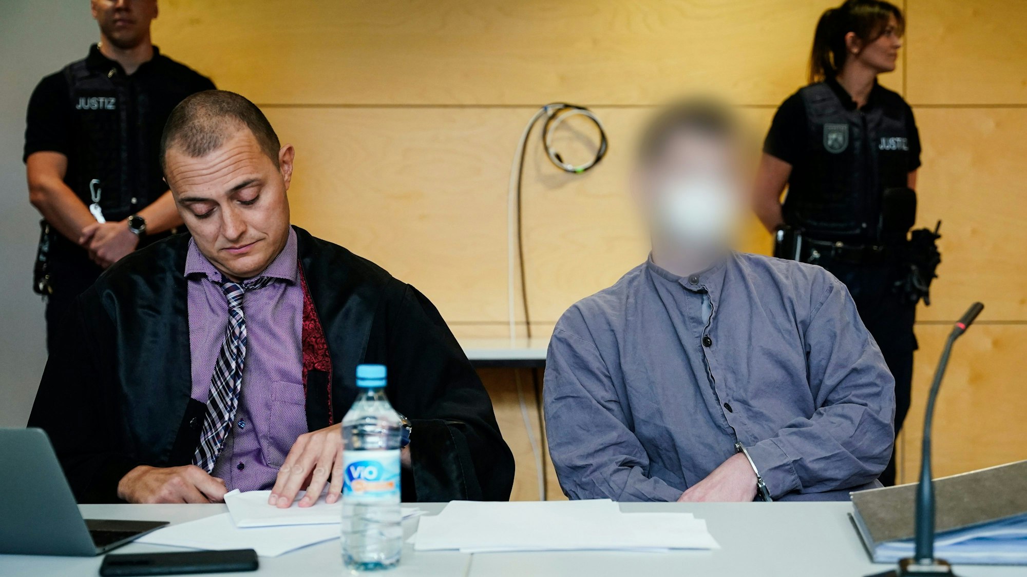 Der Hauptangeklagte (r) sitzt neben seinem Anwalt Leonhard Kaiser im Verhandlungssaal des Landgerichts Kaiserslautern.
