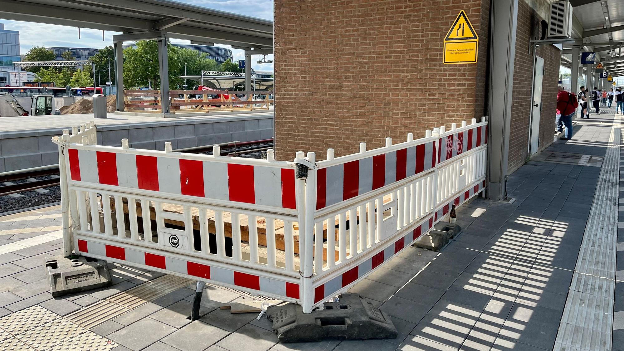 Absperrung auf dem mittleren Bahnsteig im Bahnhof Mitte, wo einmal der Aufzug ankommen soll.