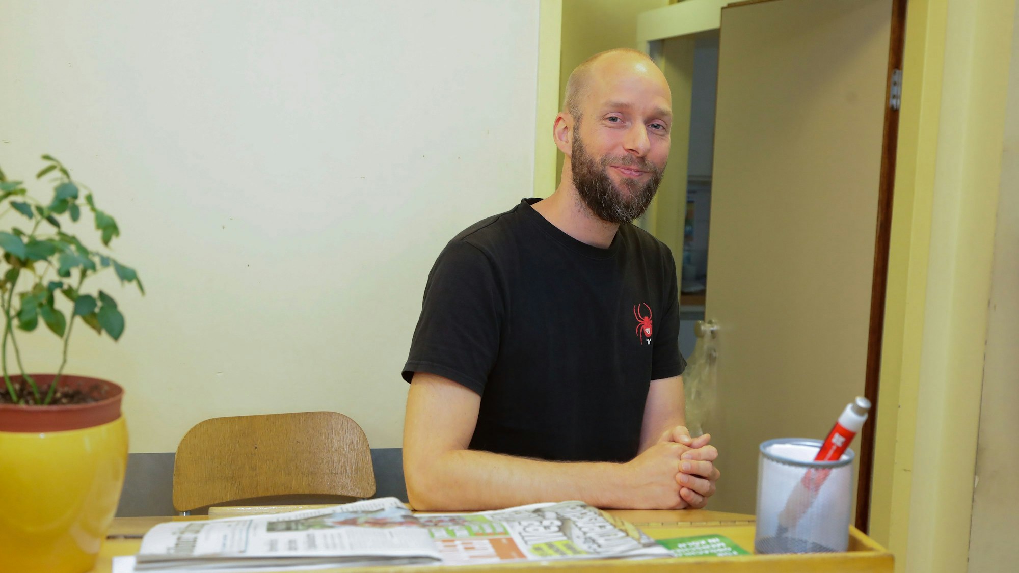 Sozialarbeiter Ingo Teppler steht am Tresen des Kontaktcafés am Hauptbahnhof und lächelt in die Kamera.
