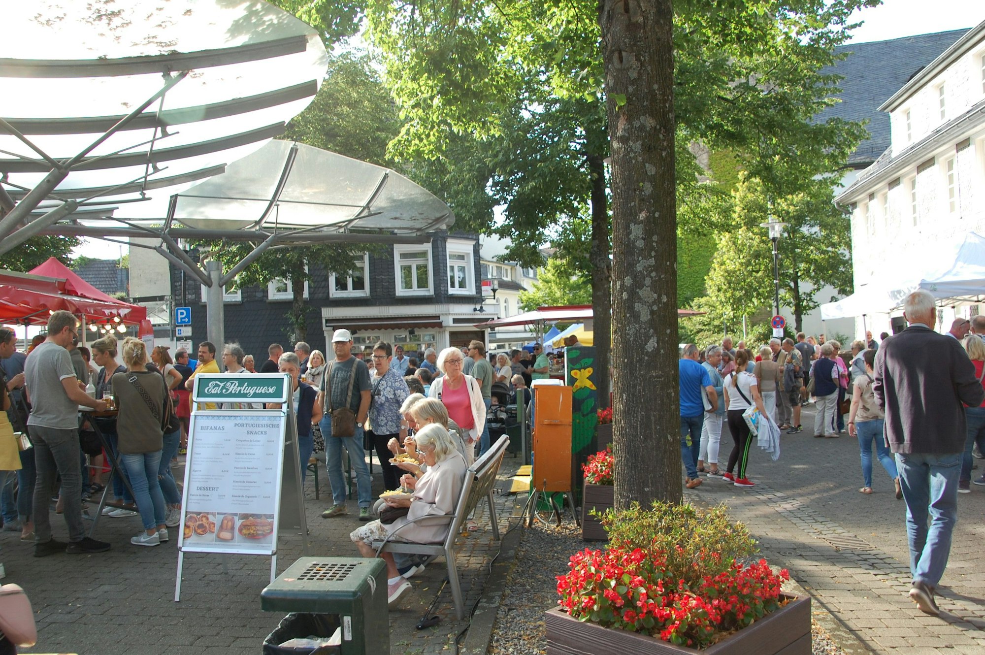 Schmuck-, Bekleidungs-, Verpflegungsstände und noch vieles mehr konnten die Besucherinnen und Besucher des Bergischen Feierabendmarkts am Donnerstagabend in Burscheid finden