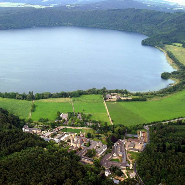 Luftbild von Mendig mit dem Laacher See und dem Kloster Maria Laach in der Eifel. Aufnahme von 2004.