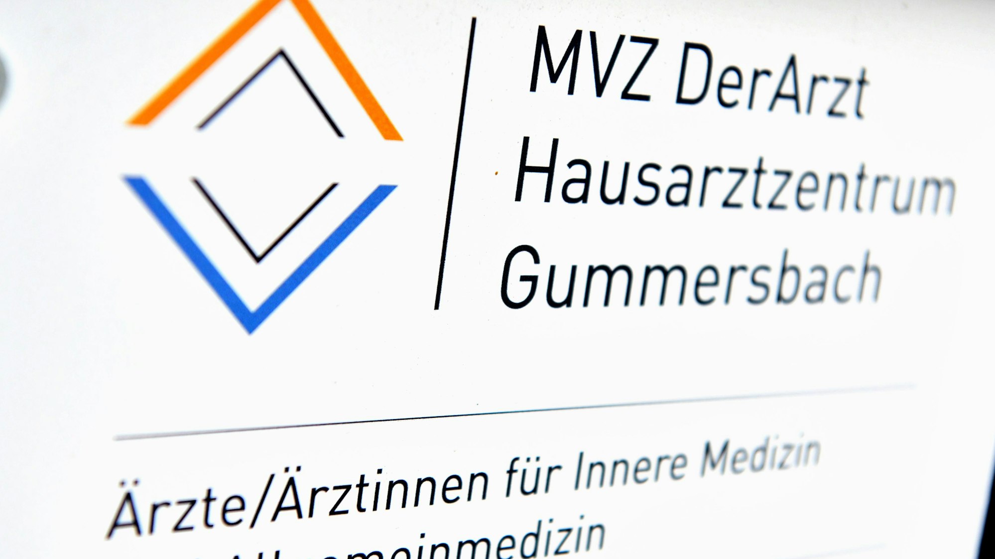 Ein Schild mit der Aufschrift „Hausarztzentrum Gummersbach“.
