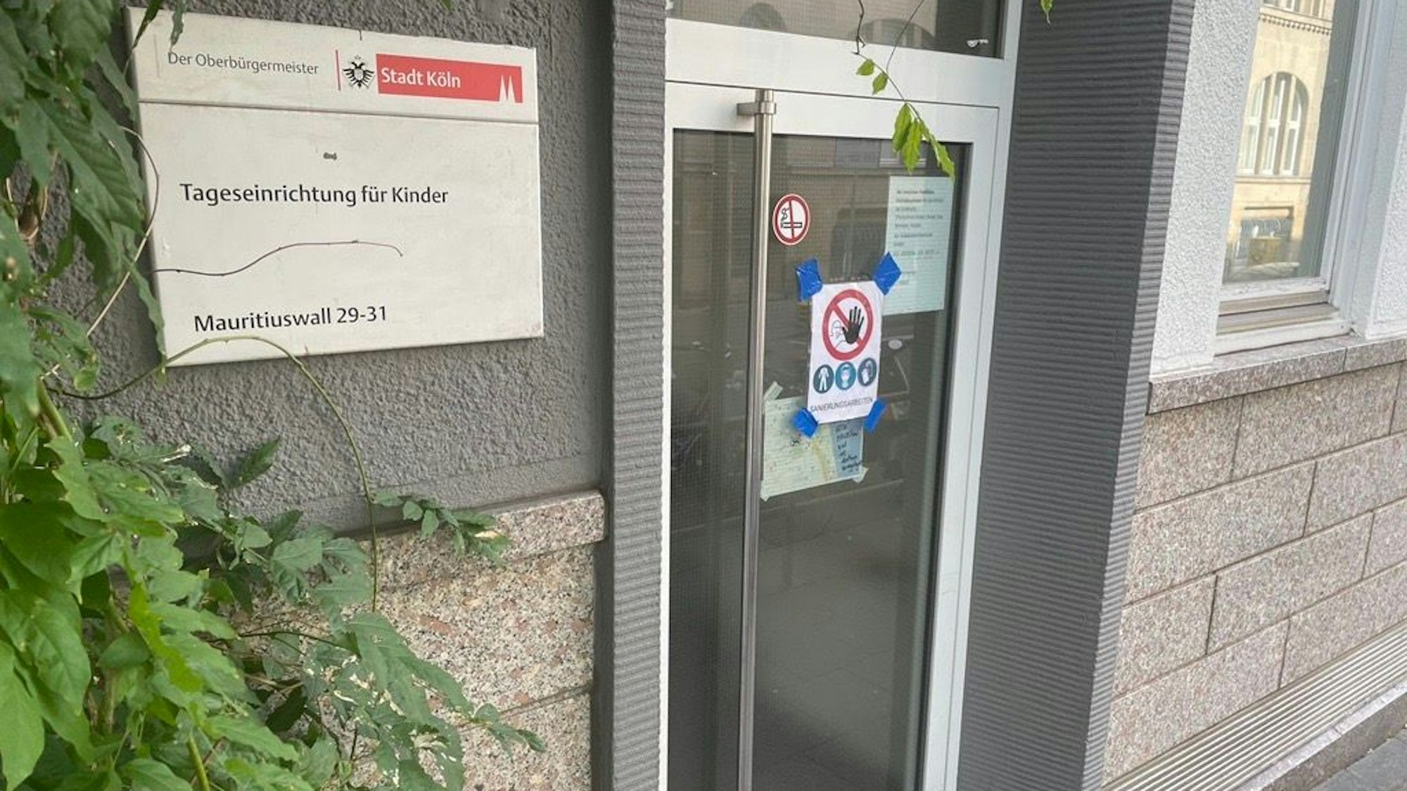 Eingang der städtischen Kita Maurituswall mit Warnschild