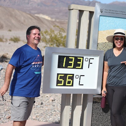Lachend in die Klimakatastrophe? Ein Thermometer im Death Valley im US-Bundesstaat Nevada wird bei lokalen Temperaturen von 56 Grad zum beliebten Motiv für Erinnerungsfotos.