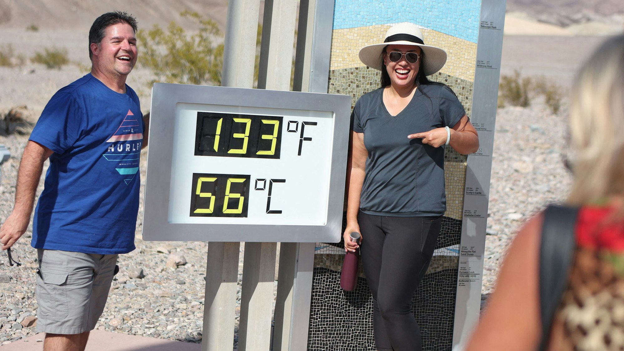 Lachend in die Klimakatastrophe? Ein Thermometer im Death Valley im US-Bundesstaat Nevada wird bei lokalen Temperaturen von 56 Grad zum beliebten Motiv für Erinnerungsfotos.