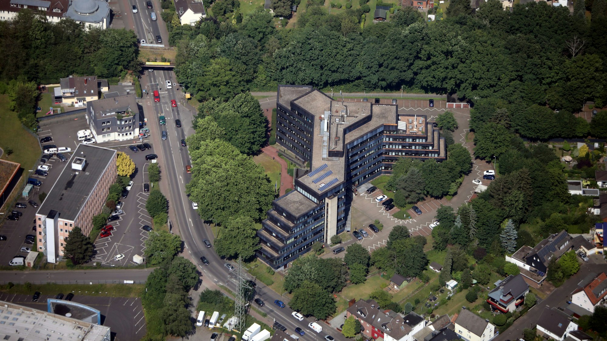Luftaufnahme des Bergisch Gladbacher Finanzamtes am Refrather Weg in Gronau.