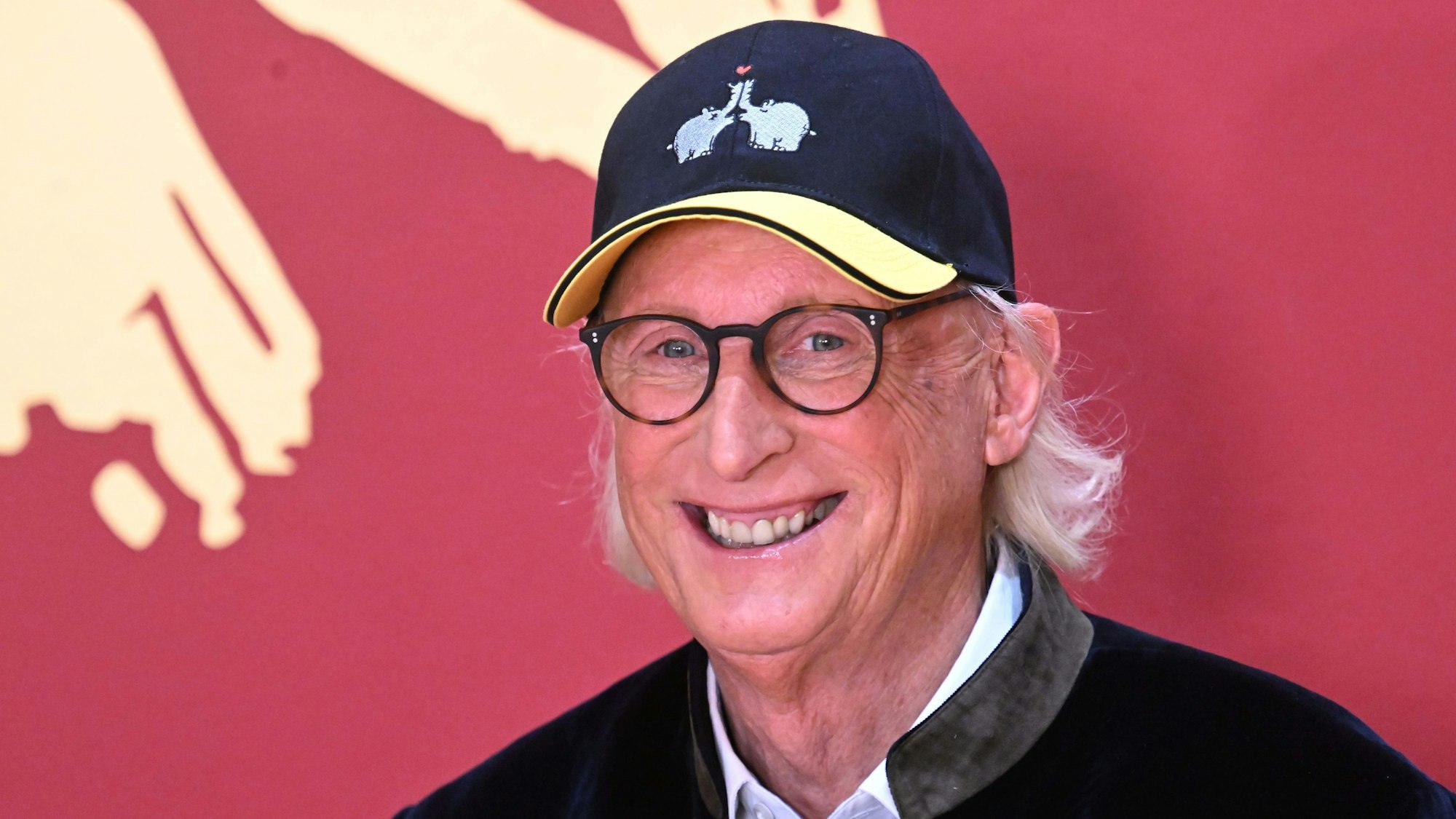 Der Komiker und Künstler Otto Waalkes zeigt sich beim Presserundgang durch «Otto die Ausstellung» von Otto Waalkes im Buchheim Museum.