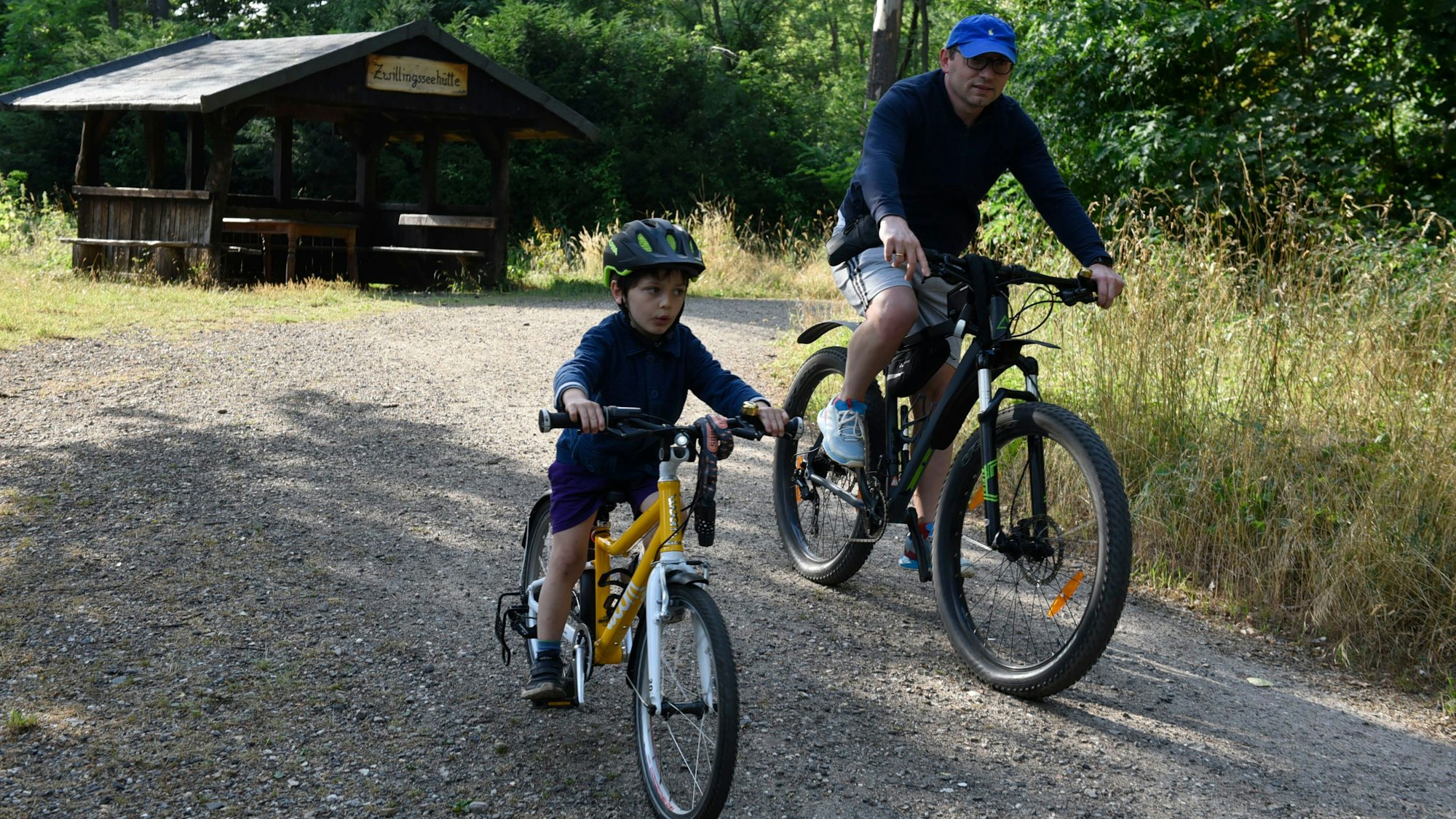 Mit dem Rad geht es für Vater und Sohn auf der Ville-Seen-Platte über gut ausgebaute Wanderwege durch den Wald.
