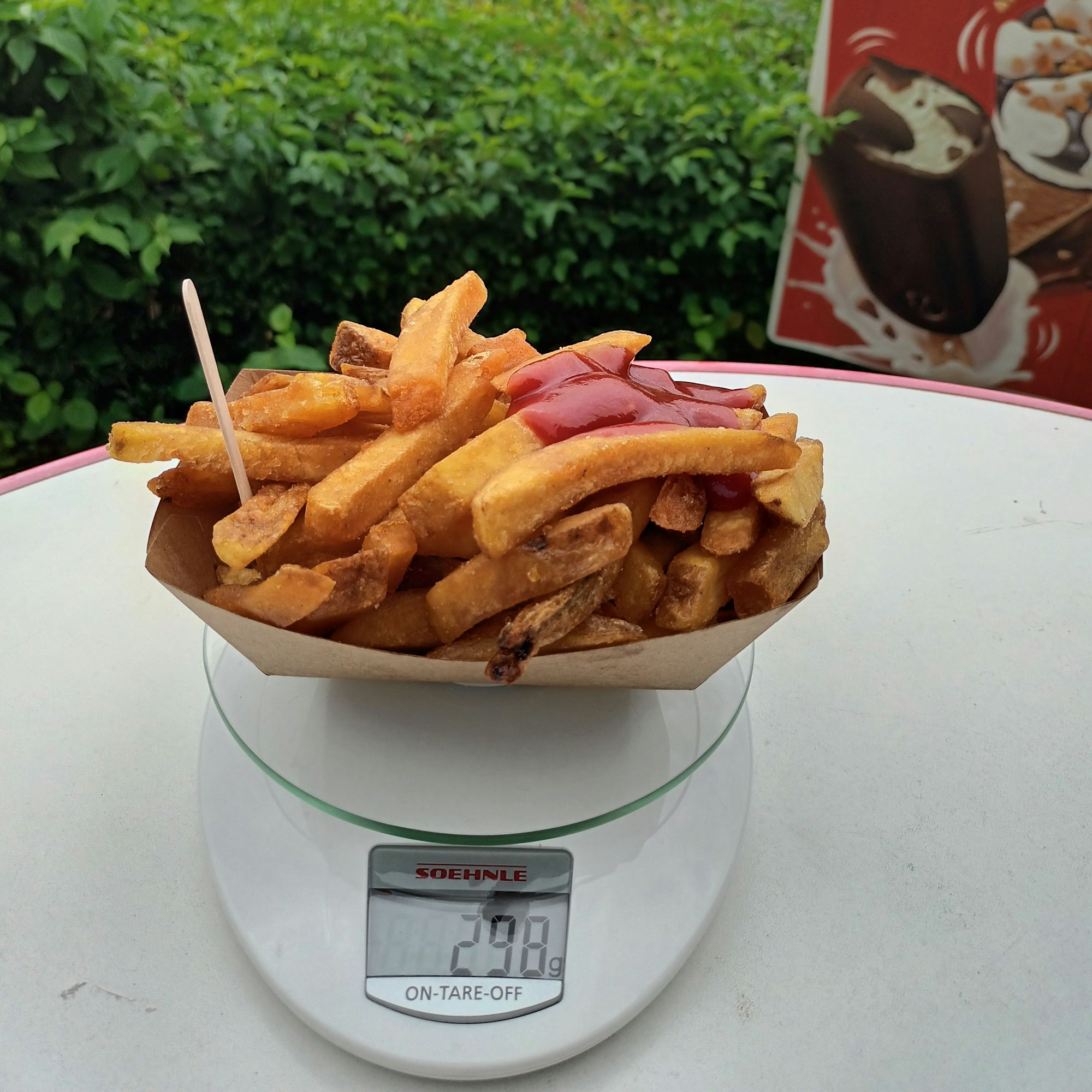 Die Fritten im Königswinterer Lemmerzbad sind teils verbrannt und zu ölig. Die Waage zeigt 298 Gramm.