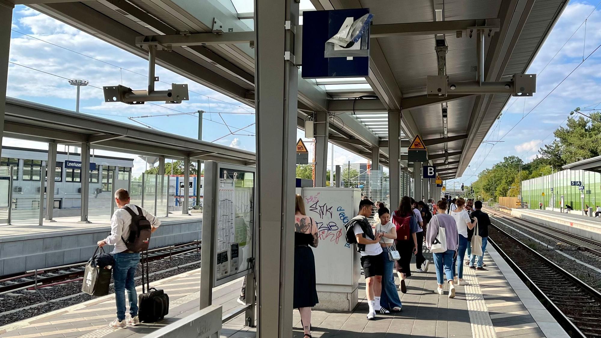 Der mittlere Bahnsteig von Leverkusen Mitte. Für die Anzeigetafeln hängen bisher nur die Halterungen am Bahnsteigdach.