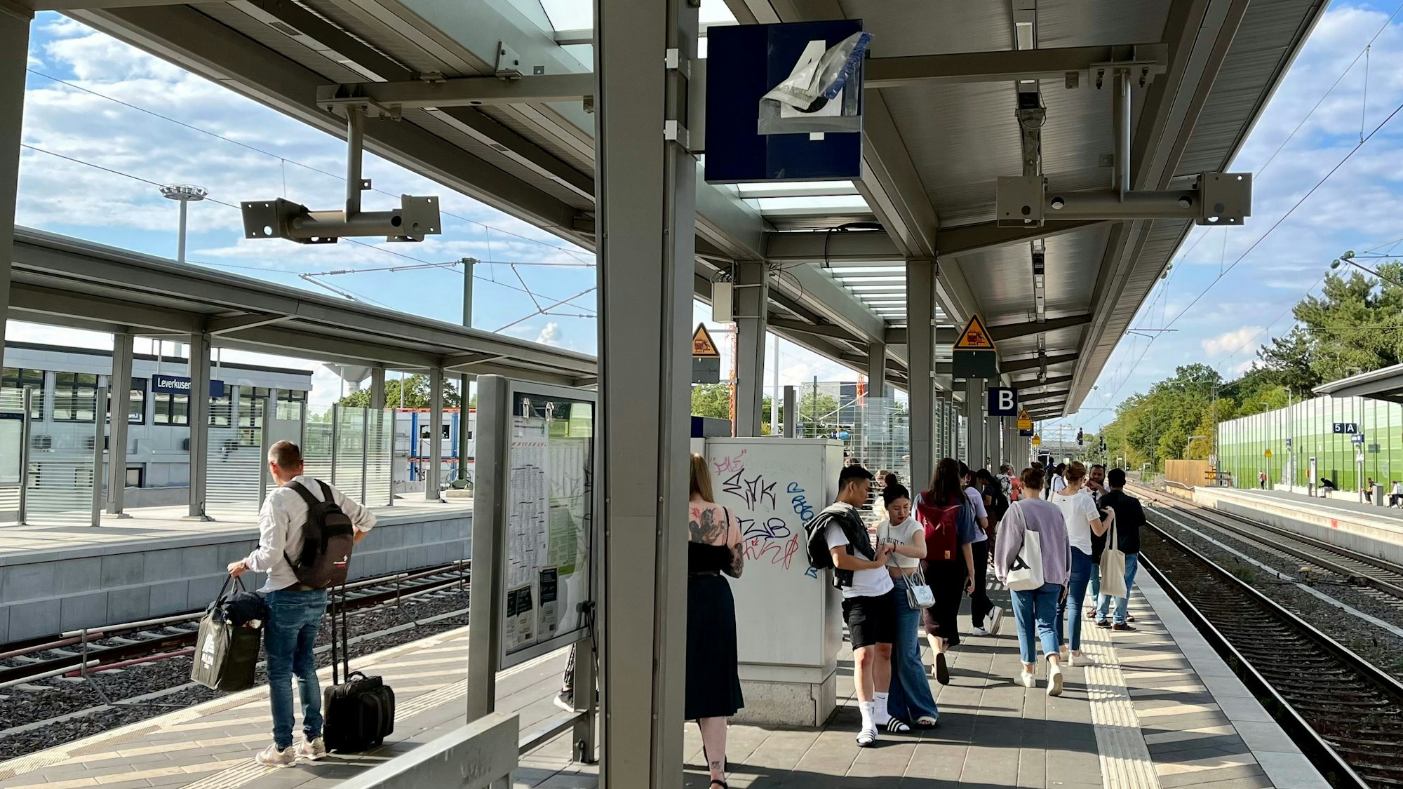 Der mittlere Bahnsteig von Leverkusen Mitte. Für die Anzeigetafeln hängen bisher nur die Halterungen am Bahnsteigdach.