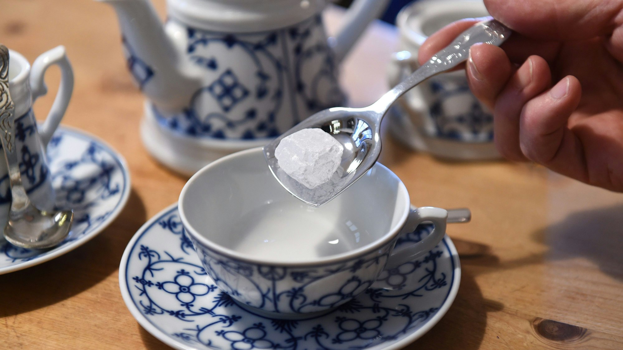 Eine Tasse steht auf dem Tisch