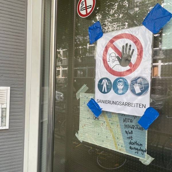 Eingangstür zur Kita Mauritiuswall mit einem Schild, auf dem „Sanierungsarbeiten“ zu lesen ist.