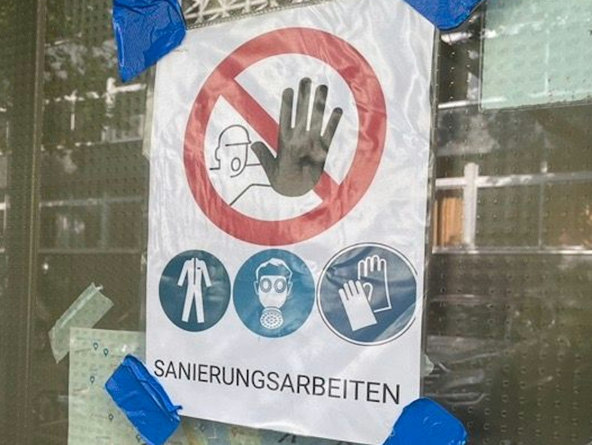 Ein Schild am Eingang der Kita warnt davor, diese zu betreten.